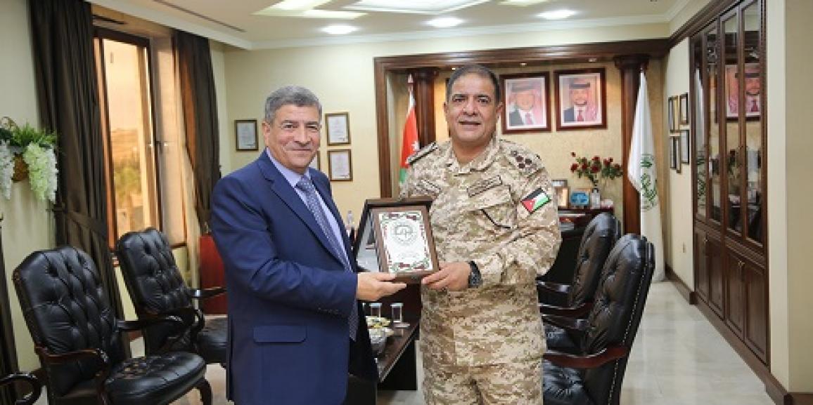 رئيس جامعة “الزيتونة” يستقبل آمر كلية الدفاع الوطني الملكية الأردنية